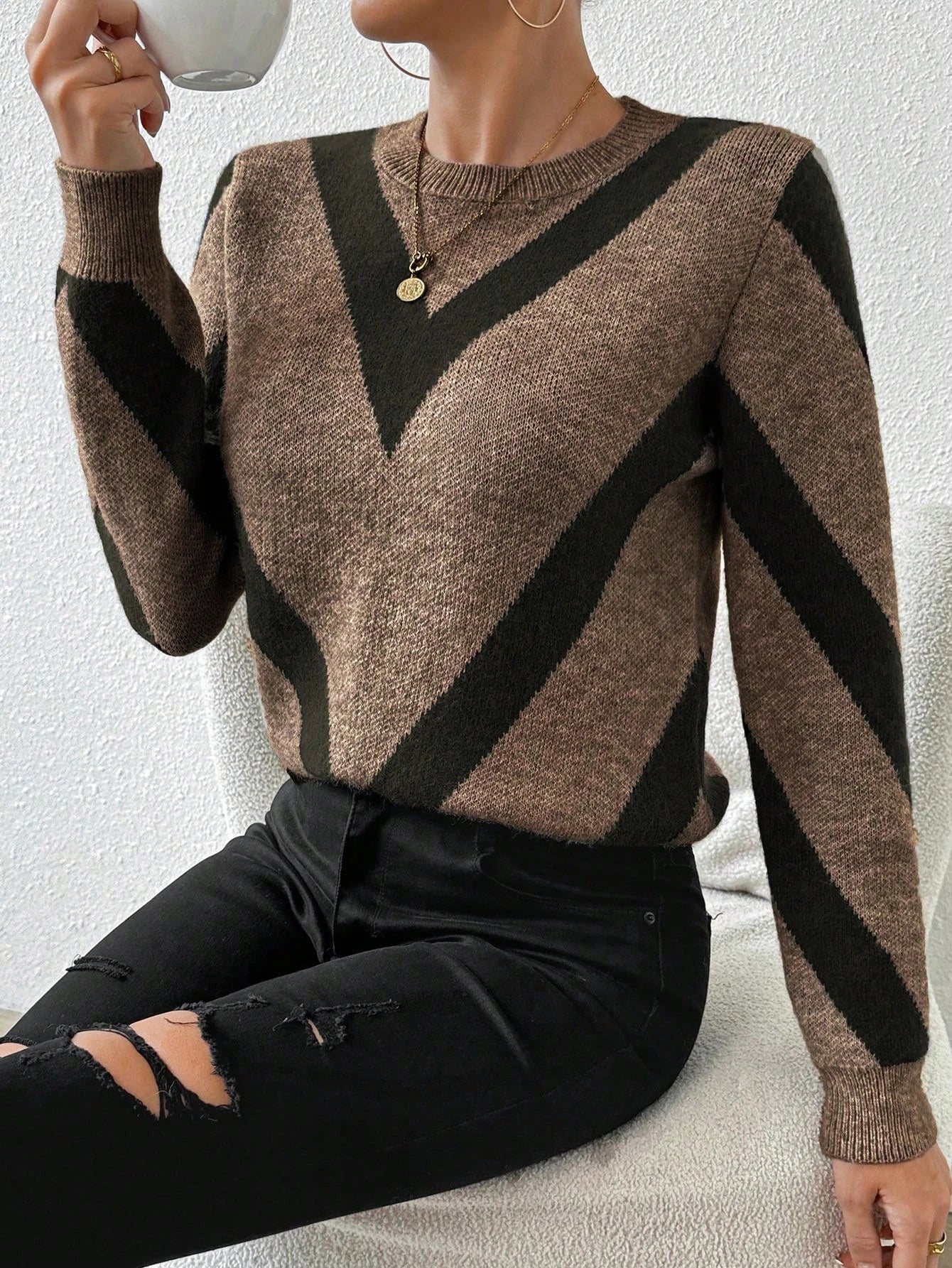 New autumn and winter geometric pattern round neck long sleeved knitted sweater