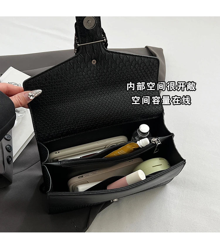 Retro Style Fashion Chain Shoulder Bag for Women Snake Pattern Crossbody Small Square Bag Trendy Accessory