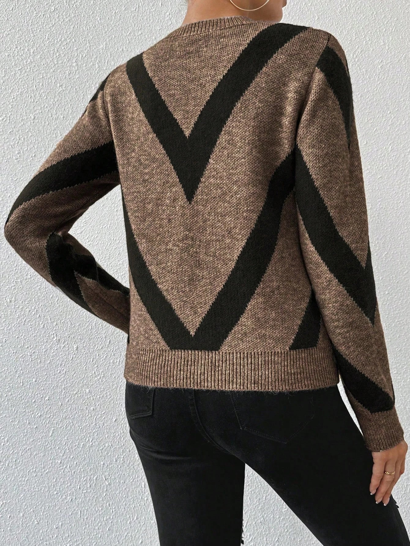 New autumn and winter geometric pattern round neck long sleeved knitted sweater